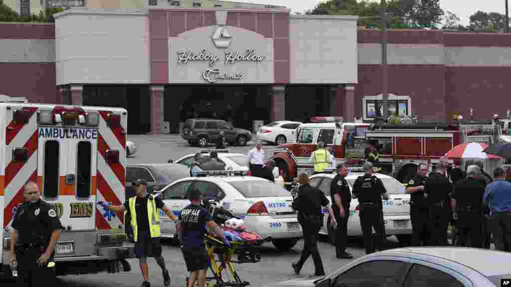 Fusillade dans un cinéma à Nashville dans le Tennessee : Un suspect armé d'une hache et d'une arme à l'intérieur du cinéma est mort après avoir échangé des coups de feu avec une équipe de SWAT, 5 août 2015. 