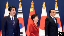 2015年11月1日，韩国总统朴槿惠（中），与日本首相安倍晋三（左）与中国总理李克强在韩国首尔举行了三方首脑会议。