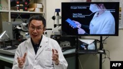 Le professeur Chen Xiaodon de l'École des sciences et de l'ingénierie des matériaux de l'Université technologique de Nanyang, le 16 septembre 2020 (Photo de Roslan RAHMAN / AFP)