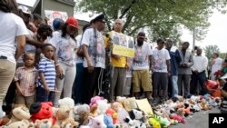 Des Américains se recueillant à Ferguson dans le Missouri (AP)