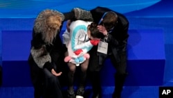 Kamila Valieva, del Comité Olímpico ruso, reacciona tras competir en el programa libre de la prueba femenina de patinaje artístico de los Juegos Olímpicos de Invierno, el 17 de febrero de 2022, en Beijing.