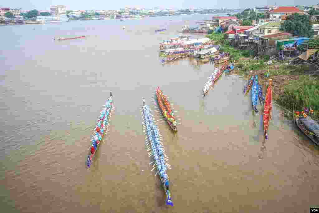 ទិដ្ឋភាពបុណ្យអុំទូក អកអំបុក បណ្តែតប្រទីប នៅក្នុងរាជធានីភ្នំពេញកាលពីរសៀលថ្ងៃទី១១ ខែវិច្ឆិកា ឆ្នាំ២០១៩។ (ខាន់ សុគុំមនោ/VOA)