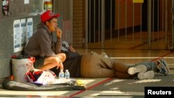 Migrantes, sin un lugar donde quedarse al llegar a la ciudad, buscan refugio seguro dentro de la estación del Distrito 12 del Departamento de Policía de Chicago en Chicago, Illinois, EEUU, el 17 de mayo de 2023