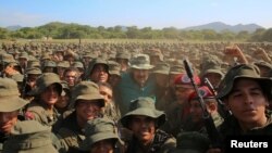 El presidente en disputa de Venezuela, Nicolás Maduro posa para una foto con soldados durante su visita a un centro de entrenamiento militar en El Pao, Venezuela, 4 de mayo de 2019.