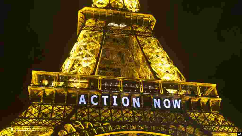 La Tour Eiffel illuminée avec le slogan "Passons à l'action", en marge de la COP21, Paris, 6 décembre 2015. 