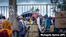 Des Éthiopiens déplacés de différentes villes de la région d'Amhara attendent des distributions d'aide dans un centre pour personnes déplacées à Debark, dans la région d'Amhara, au nord de l'Éthiopie, jeudi 26 août 2021.