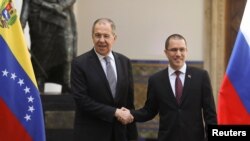 El ministro de Relaciones Exteriores de Rusia, Sergei Lavrov, se da la mano con su homólogo venezolano, Jorge Arreaza, durante una reunión en Caracas, Venezuela, el 7 de febrero de 2020. 