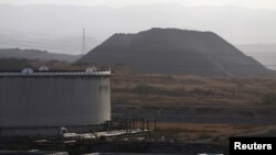 FOTO DE ARCHIVO: Un tanque de petróleo en el complejo industrial José Antonio Anzoátegui de PDVSA, en el estado de Anzoátegui. REUTERS/Carlos García Rawlins 