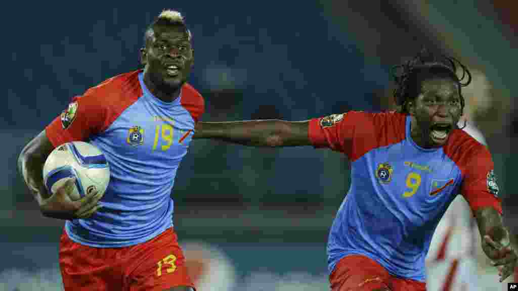 Loteteka Jeremy Bokila de la RD Congo, à gauche, célèbre avec son coéquipier Dieudonné Mbokani après avoir marqué un but lors de leur match de football de la Coupe d'Afrique des nations Groupe B contre la Tunisie à Bata, en Guinée équatoriale, lundi 26 janvier 2015.