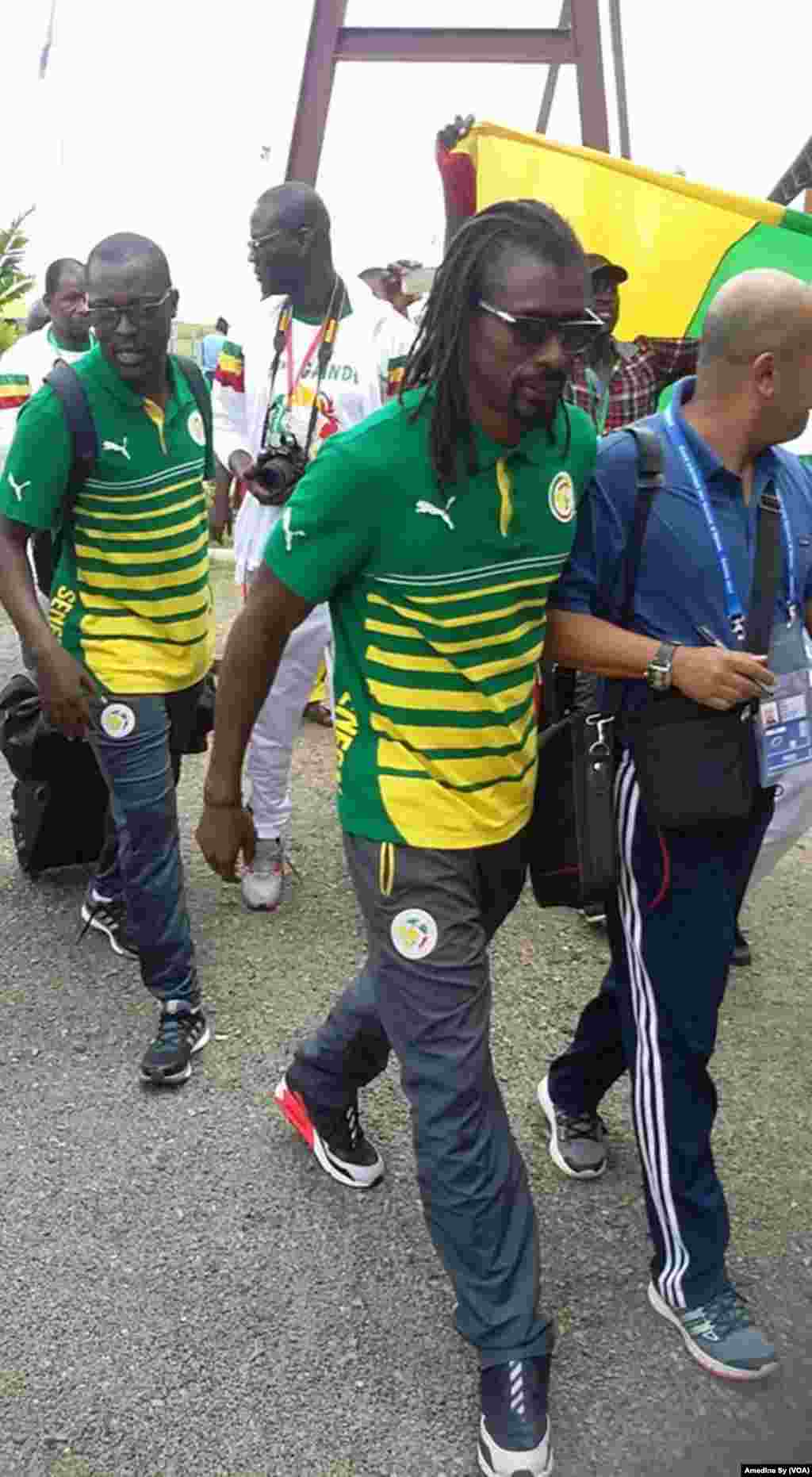 Aliou Cisse wa Senegal akiwasili kwa michuano ya CAN 2017, Franceville, Januari 12 2017 (VOA/Amedine Sy)