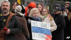 Протестующие против режима Путина у российского посольства в Варшаве. 17 марта 2024г.