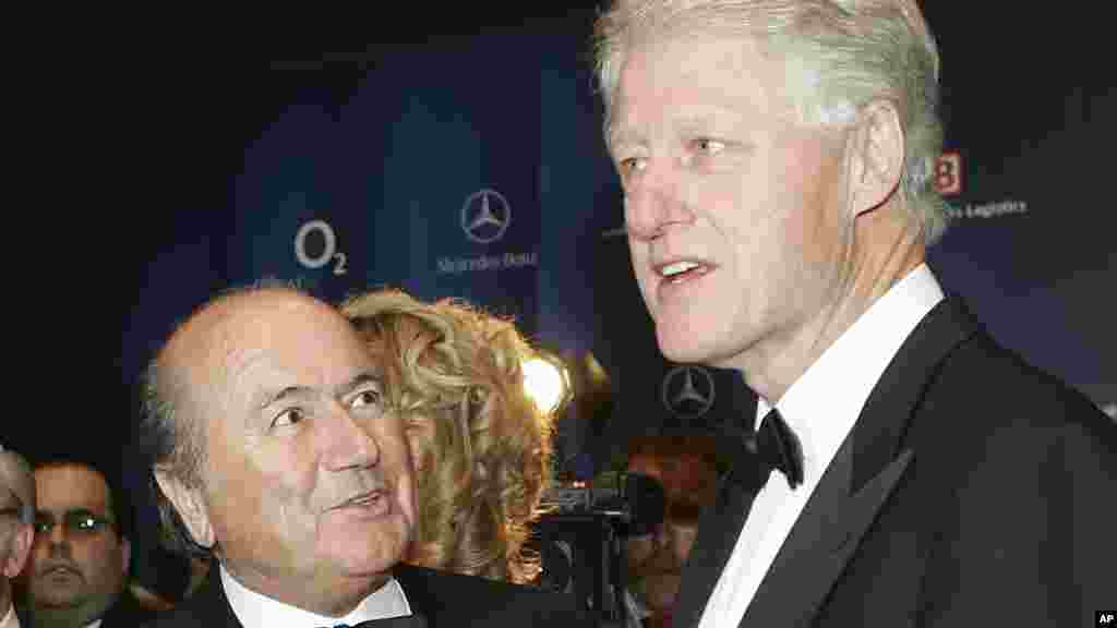 Shugaban FIFA Sepp Blatter tar da Bill Clinton a taron bada kyautar "Bambi" na wata gidauniyar Clinton. Dec. 1, 2005.