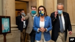 La presidene de la Cámara de Representantes, Nancy Pelosi, y el líder de la minoría demócrata en el Senado, Chuck Schumer,salen de la oficina de la líder legislativa tras negociar con los republicanos un nuevo paquete de alivio económico. Agosto 1 de 2020