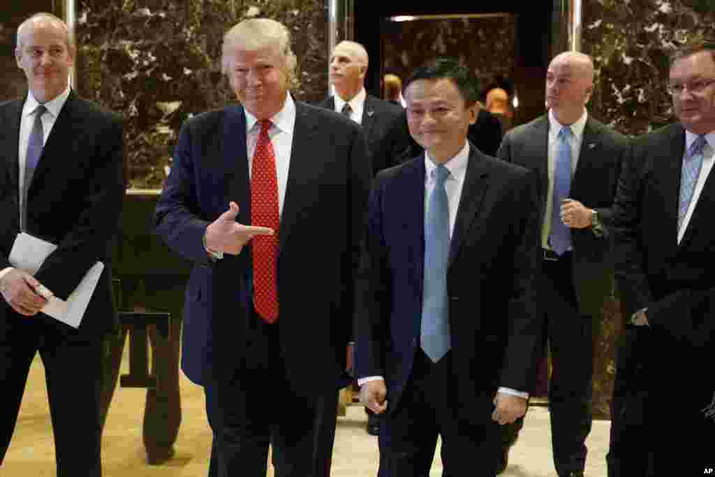美国当选总统川普和中国阿里巴巴集团董事会主席马云在纽约川普大楼举行会晤后,走出电梯,出现在早有记者守候的大堂,走向记者。(2017年1月9日)川普说:"马云和我要做一些了不起的事。”马云表示,阿里巴巴将侧重支持美国的小企业,特别是中西部小企业。集团扩展计划的重点是服装、葡萄酒和水果产品。美国中西部的小企业可以通过阿里巴巴的平台将农产品和美国服务销售到中国和亚洲。