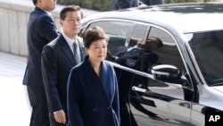 mantan Presiden Korea Selatan, Park Geun-hye (kanan) tiba di kantor kejaksaan di Seoul, Korea Selatan, 21 Maret 2017. (Kim Hong-ji/Pool Photo via AP)