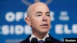ARCHIVO - El cubanoamericano Alejandro Mayorkas, nominado por el presidente electo Joe Biden para supervisar la política migratoria de EE.UU.