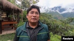 Eric Paredes, veterinario que trabaja con su esposa en su santuario en Los Yungas, Bolivia, para ayudar a salvar a las abejas. Captura de video de Reuters. Enero 24 de 2021.