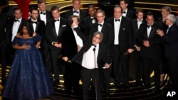 Peter Farrelly, au centre, ainsi que l’ensemble des acteurs de "Green Book" leur prix aux Oscars le dimanche 24 février 2019 au Dolby Theatre à Los Angeles. (Photo par Chris Pizzello / Invision / AP)