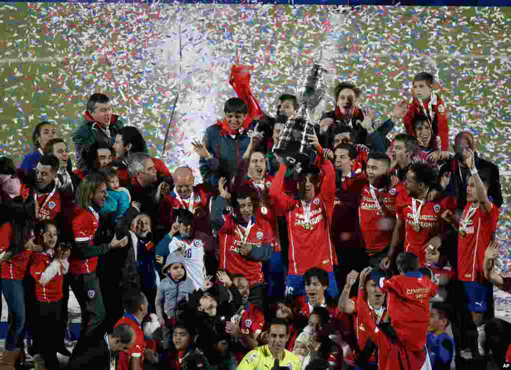 'Yan wasan Chile su na murnar kofin da suka dauka na gasar Copa America