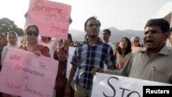 انسانی حقوق کے کارکن غیرت کے نام پر قتل کے خلاف مظاہرے میں شریک۔ فائل فوٹو