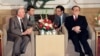 1989年5月18日，苏共总书记米哈伊尔·戈尔巴乔夫（左）和中共上海市委书记江泽民在上海西郊宾馆谈话。