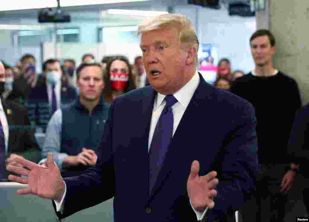 El presidente de Estados Unidos, Donald Trump, saluda a los miembros del personal mientras visita la sede de su campaña presidencial el día de las elecciones en Arlington, Virginia, el 3 de noviembre de 2020.