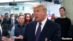 El presidente Trump departe con miembros de su equipo de campaña en Washington D.C. el día de la elección, el 3 de noviembre de 2020.