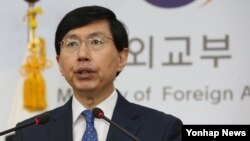 조준혁 한국 외교부 대변인이 7일 서울 외교부 청사에서 미국 정부가 김정은 북한 노동당 위원장을 포함한 북한 인권 침해자들을 제재한 것에 대해 공식 논평하고 있다.