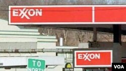 Seorang pengendara mobil di Washingon, DC, mengisi bensin di SPBU Exxon (foto: dok).