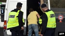 مامورین پولیس فرانسه در جریان عملیات علیه مهاجران غیرقانونی، یک واسطه نقلیه را در نزدیک سرحد فرانسه و اسپانیا تلاشی می‌کنند. عکس - ارشیف