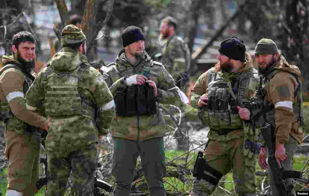 Бойцы полка специального назначения Чеченской Республики у разрушенного здания. Мариуполь, 21 апреля 2022