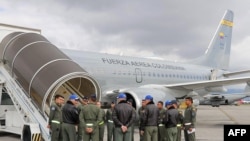ภาพจากฝ่ายข่าวกองทัพอากาศโคลอมเบียแสดงให้เห็นเครื่องบินโบอิ้ง 737-700 ที่เตรียมออกเดินทางไปยังนครซานดิเอโก รัฐแคลิฟอร์เนีย เพื่อนำตัวพลเมืองของตนที่ถูกสหรัฐฯ ส่งตัวกลับ