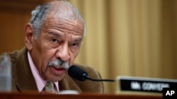 En un comunicado, el legislador John Conyers, de 88 años, reconoció que seguir en el puesto sería una distracción innecesaria.