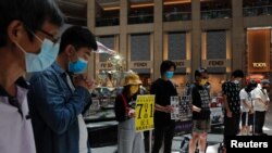 香港民主派抗议者在中国人大通过港版国安法后举行一分钟默哀。（2020年6月30日）