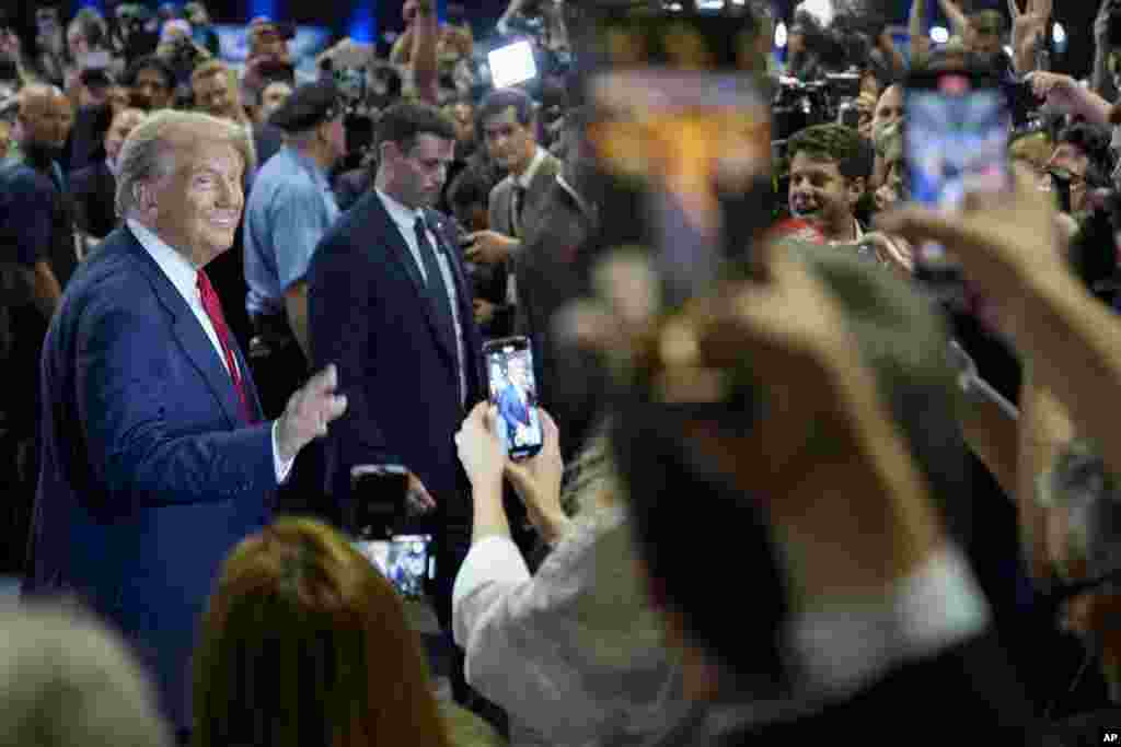 Mokonzi ya kala Donald Trump azali koyanola na bapanzi nsango nsima na bondongwani na bango na etando eke na National Constitution Center, Philadelphie, Pennsylvanie, 10 sanza ya libwa 2024. (AP Photo/Pablo Martinez Monsivais)