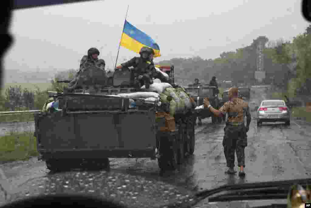 Ukrainian troops move out from the city of Slovyansk, Donetsk Region, eastern Ukraine, July 7, 2014.