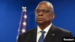 ARCHIVO: El secretario de Defensa de Estados Unidos, Lloyd Austin, observa durante una conferencia de prensa conjunta con el ministro de Defensa israelí, Yoav Gallant, en el Ministerio de Defensa de Israel en Tel Aviv, Israel, el 18 de diciembre de 2023.