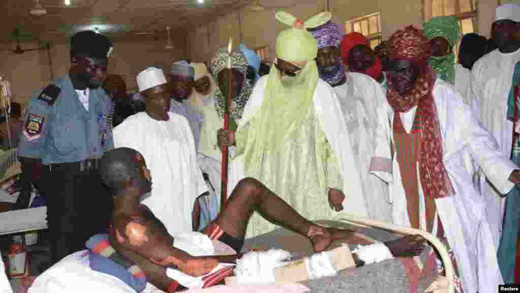 Sarkin Kano, Muhammadu Sanusi na Biyu yana ziyartar wadanda harin bom din Makaratar Malaman Tsafta na Kano ya shafa, a asibitin Murtala dake Kano. Yuni 24, 2014.