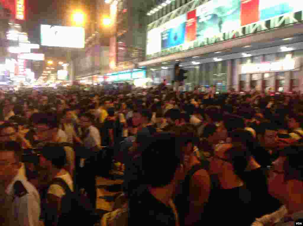 旺角反占中人士踩场与占中示威者冲突(美国之音海彦拍摄)