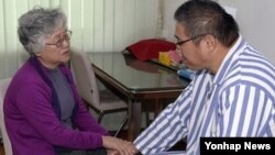 지난 11일 북한에 억류 중인 한국계 미국인 케네스 배(한국명 배준호)씨가 평양을 방문한 모친 배명희 씨를 만났다.