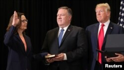 خانم هاسپل در حضور رئیس جمهوری و وزیر خارجه آمریکا به عنوان نخستین زن رئیس سازمان سیا سوگند یاد کرد. 