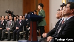 박근혜 한국 대통령이 취임 1주년인 25일 청와대 춘추관 기자회견장에서 경제혁신 3개년 계획 대국민 담화를 하고 있다.