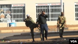 Un manifestant pris à partie par des soldats à Harare à la suite d’une descente dans les rues de partisans de l'opposition, le mercredi 1er août 2018. (AP Photo / Tsvangirayi Mukwazhi)