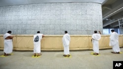 Para jemaah haji "melempar jumrah" di Mina. 