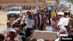 Para pekerja imigran ilegal mengantre di kantor-kantor imigrasi Arab Saudi di daerah Alisha, Riyadh bagian barat (26/5). (Reuters/Faisal Al Nasser)