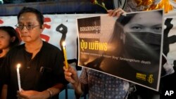 Activistas tailandeses con el retrato de Netiporn Sanesangkhom, activista que pedía reformas al sistema monárquico tailandés y que murió estando presa y en huelga de hambre, en Bangkok, Tailandia, el 14 de mayo de 2024.