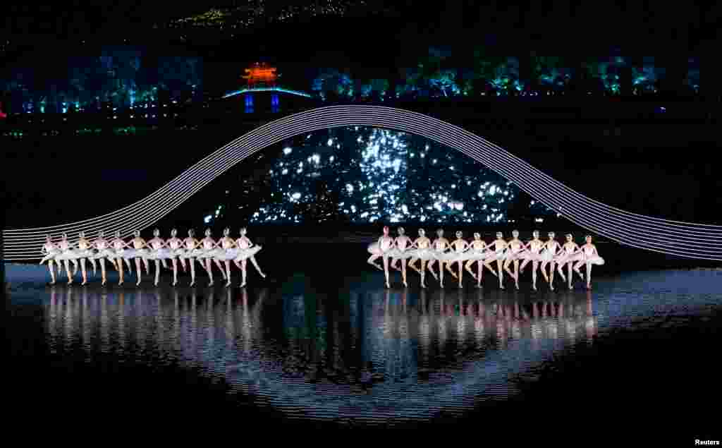 G20杭州峰会的专场文艺演出，大型水上情景表演交响音乐会《最忆是杭州》中的芭蕾舞《天鹅湖》片段（2016年09月3日）