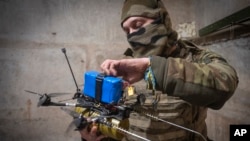Боец ВСУ готовится к запуску FPV-дрона (архивное фото)