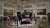 Presiden AS Donald Trump dan Ibu Negara Melania Trump memberikan penghormatan terakhir bagi Presiden George HW Bush saat disemayamkan di Rotunda Gedung Capitol, Washington, D.C., 3 Desember 2018.