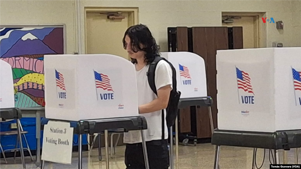 Votantes se acercan a los centros de votación a pocas horas del cierre de urnas, en Langly Park, Maryland.